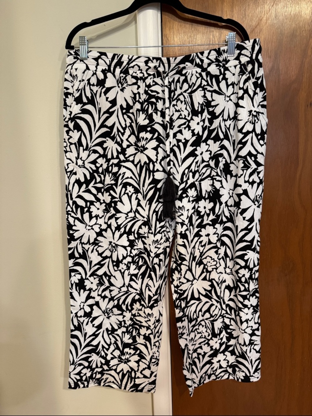 Kim Gravel Packabelle Black & White Floral Pull-On Crop Pants